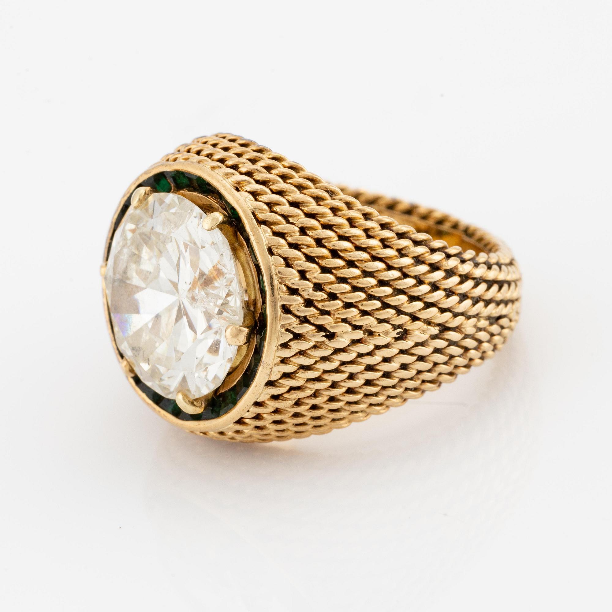 A Sterlé ring in 18K gold with a round brilliant-cut diamond.