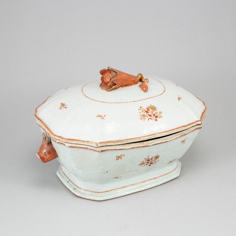 An enamelled tureen with cover, Qing dynasty, late 18th Century.