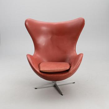 An 'Egg chair' and ottoman manufactured by Fritz Hansen, Denmark 1975.