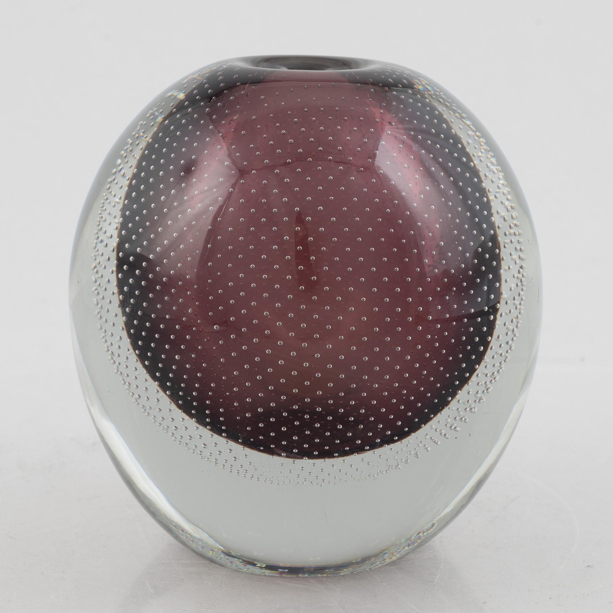 Gunnel Nyman, a glass vase, Nuutajärvi, Finland 1953.