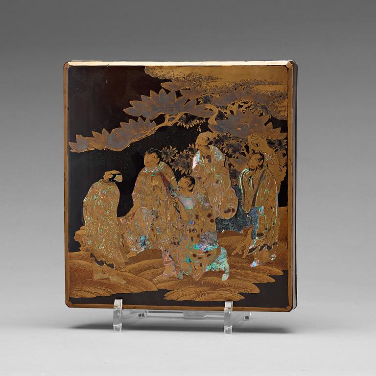 SKRIVSET s.k. SUZURIBAKO, lack och pärlemor. Japan, 1700-tal.
