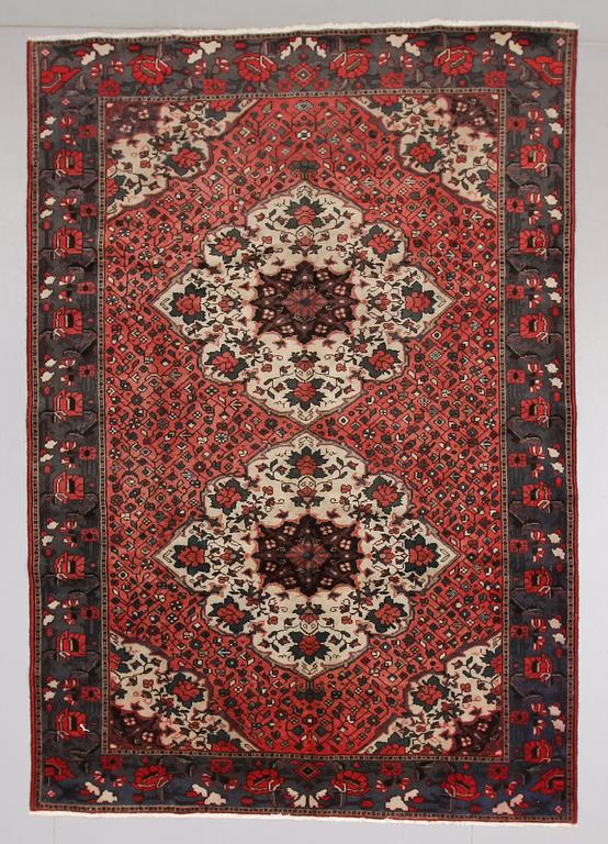 MATTA, persisk. Ca 303 x 207 cm.