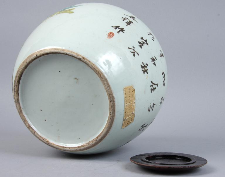 URNA samt BOJAN, porslin, Kina, 1800/1900-tal.