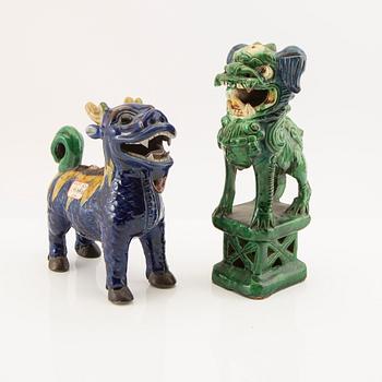 Fohundar, två stycken, keramik. Kina, 1900-tal.