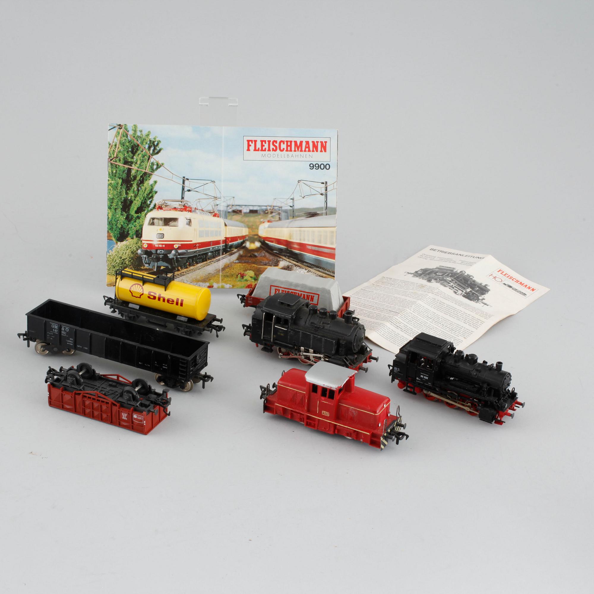MODELLTÅG, tre lok och fyra vagnar, Fleischmann, Tyskland, omkring 1900-talets mitt.