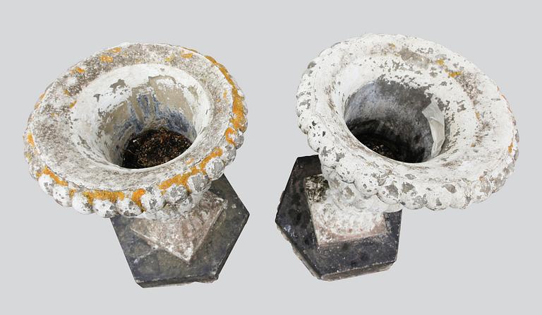 TRÄDGÅRSURNOR, 1 par, 1900-talets andra hälft.