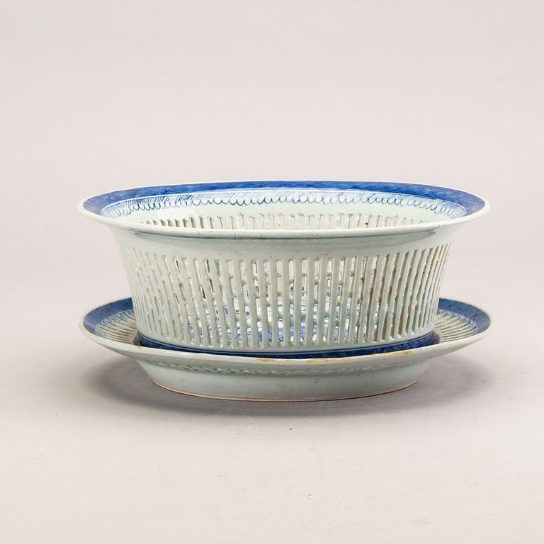 A Chinese Jiaqing porcelain grid bowl and plate.