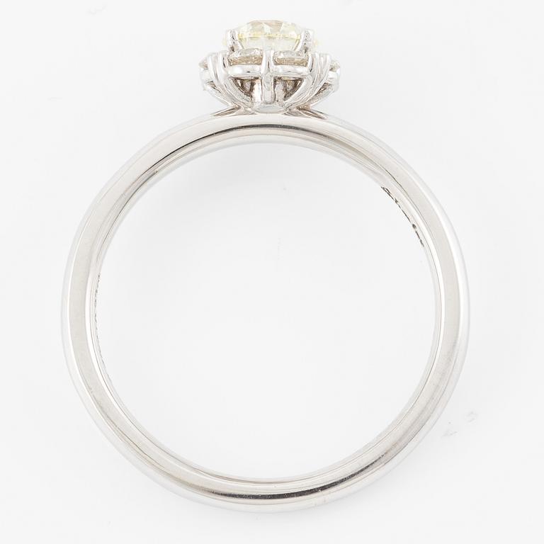 Ring 18K vitguld med briljantslipade diamanter.