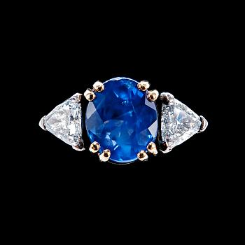 A RING, natural sapphire c. 4.50 ct, triangle cut diamonds c. 1.00 ct. H/si.