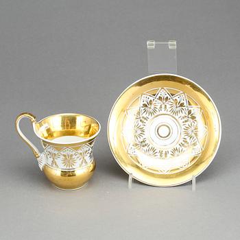 KOPP MED FAT, porslin, empire, Berlin 1800-talets första hälft.