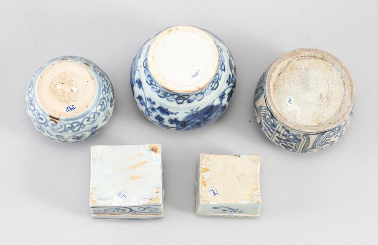 A group of five (3+2) blue and white jars and boxes with covers, Ming dynasty (1368-1644), 17th century.