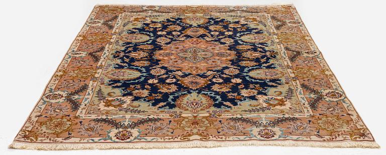 A Tabriz carpet, part silk, c. 206 x 147 cm.