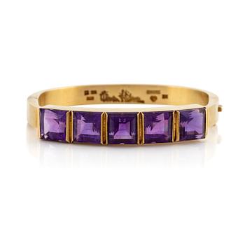 Wiwen Nilsson, a bracelet, 18K gold with step-cut amethysts, Lund 1972.