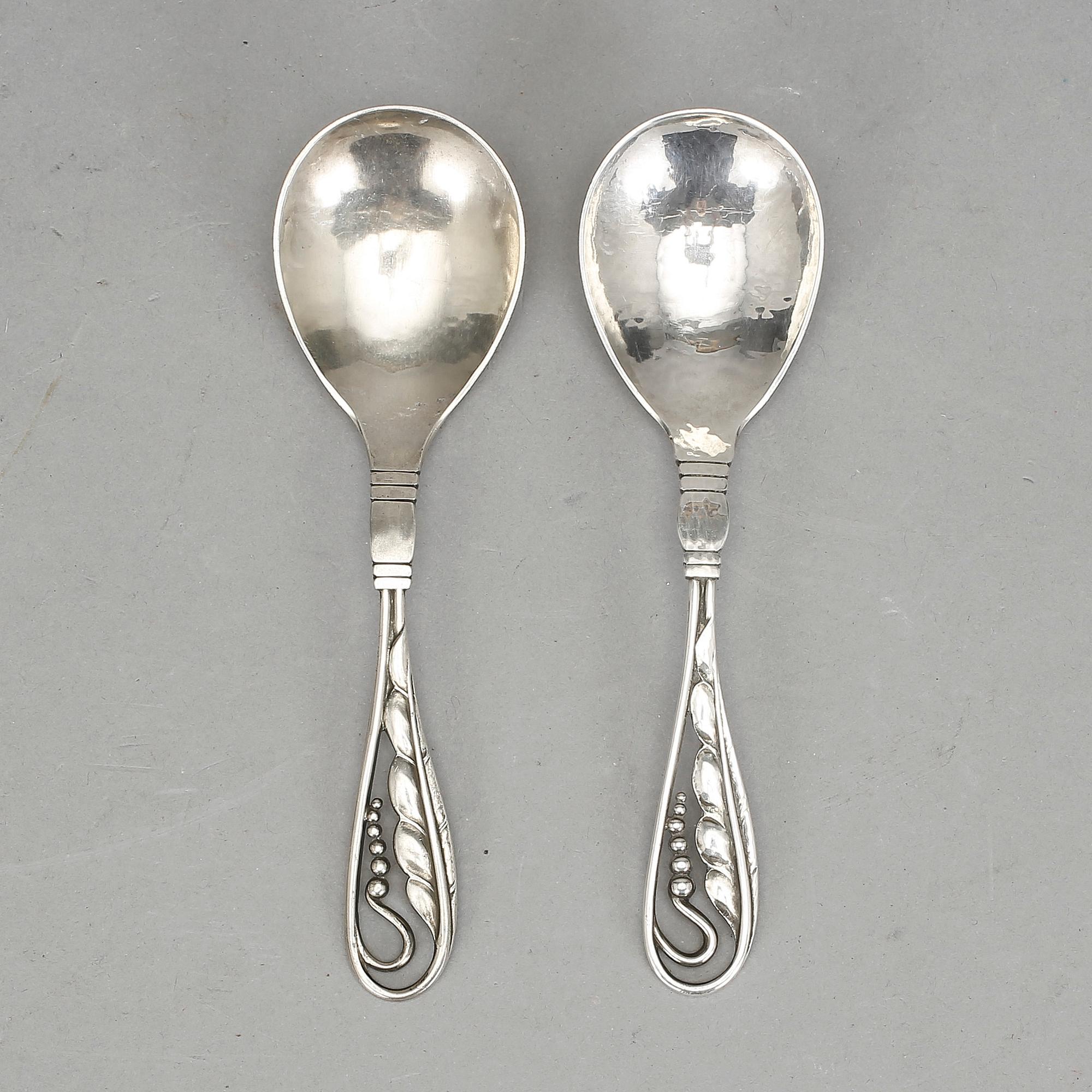 SKEDAR, 2 st, silver, GEORG JENSEN, Danmark, 1900-talets första hälft. Vikt ca 78 cm.