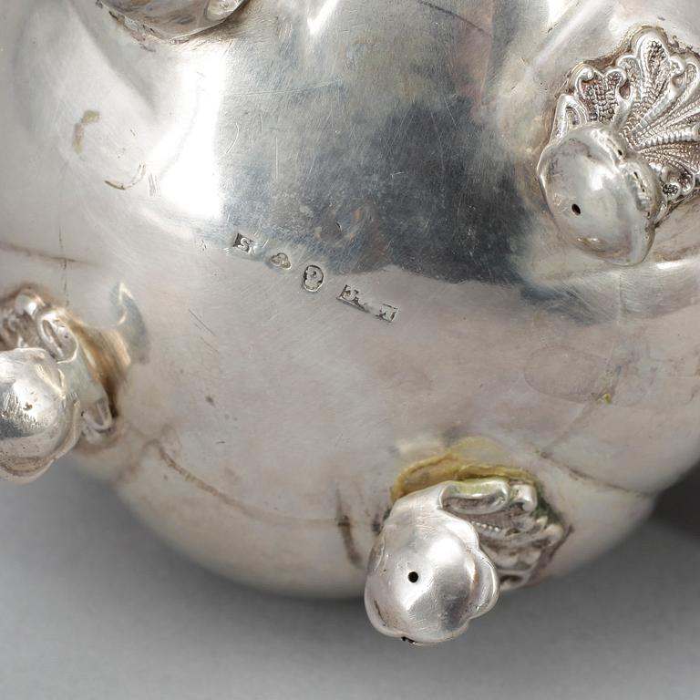 GRÄDDKANNOR, 2 st, silver, Lars Larson & Co, Göteborg, 1800-talets andra hälft. Vikt ca 167g.