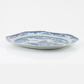 A blue and white serving dish, Qing dynasty, Qianlong (1736-95).