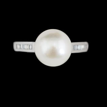 RING, 14K vitguld, diamanter och akoyapärla.