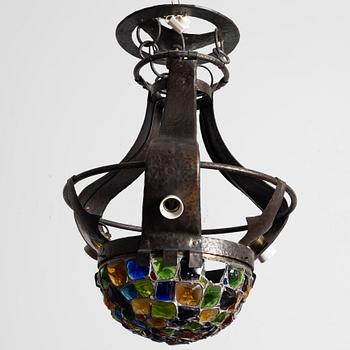 Taklampa, driven koppar, färgat glas, tidigt 1900-tal.