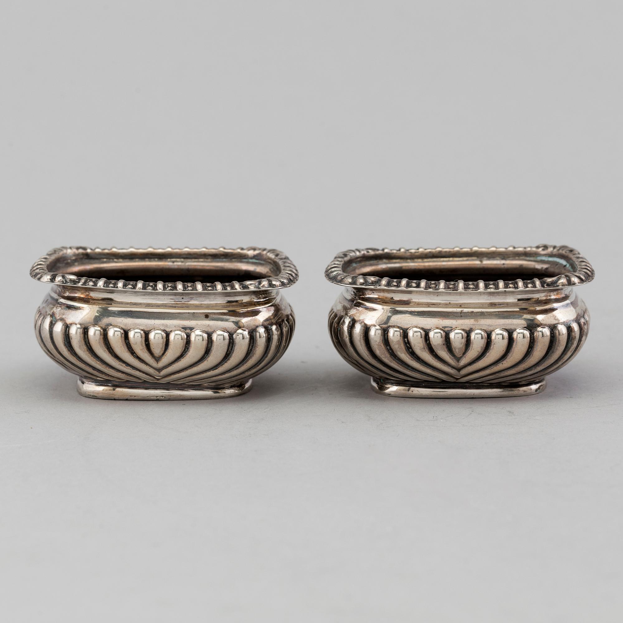 HORACE WOODWARD & CO LTD, a pair of silver salt cellars from Birmingham, England, 1905.