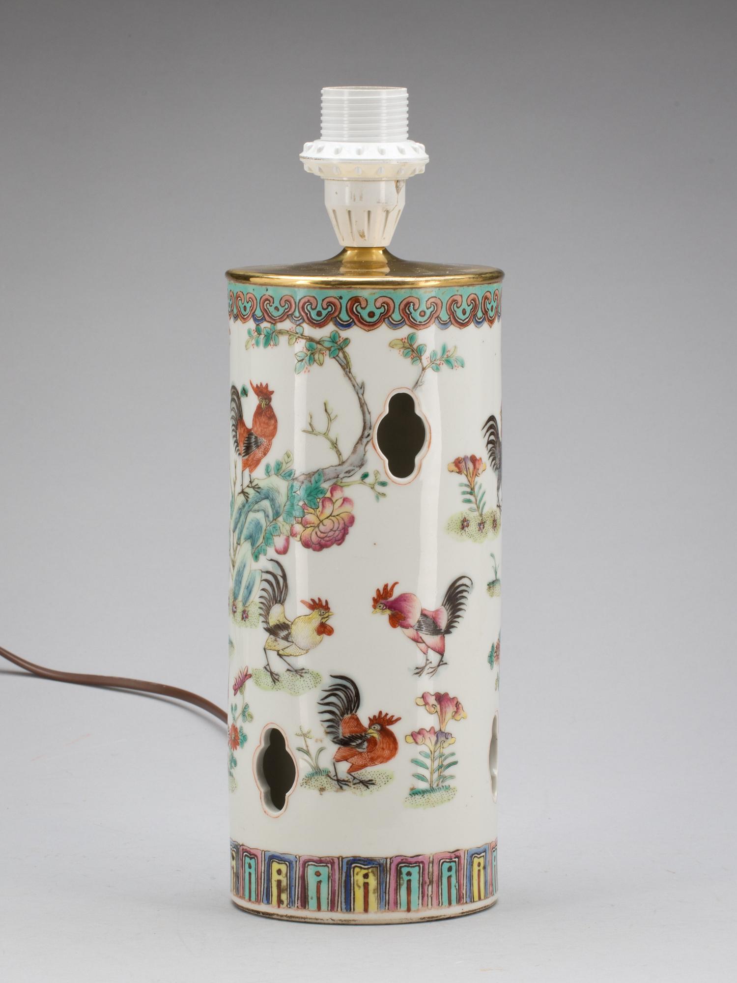 BORDSLAMPA/VAS, porslin. Kina 1900-tal.