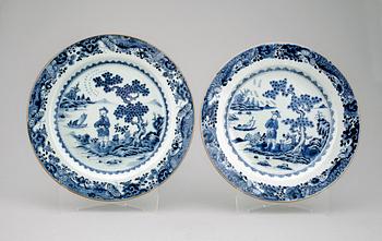 TALLRIKAR, 2 st, porslin, Qianlong, Kina. 1700-tal.