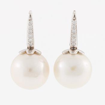 Earrings, 18K white gold with cultured freshwater pearls and brilliant-cut diamonds.