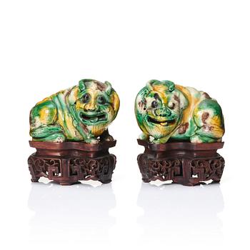 A pair of egg and spinach glazed figures of mythical creatures, Qing dynasty, Kangxi (1662-1722).