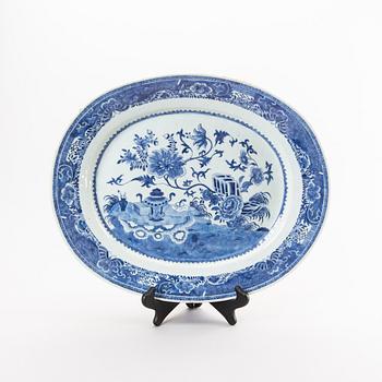 A Chinese Qianlong porcelain plate.