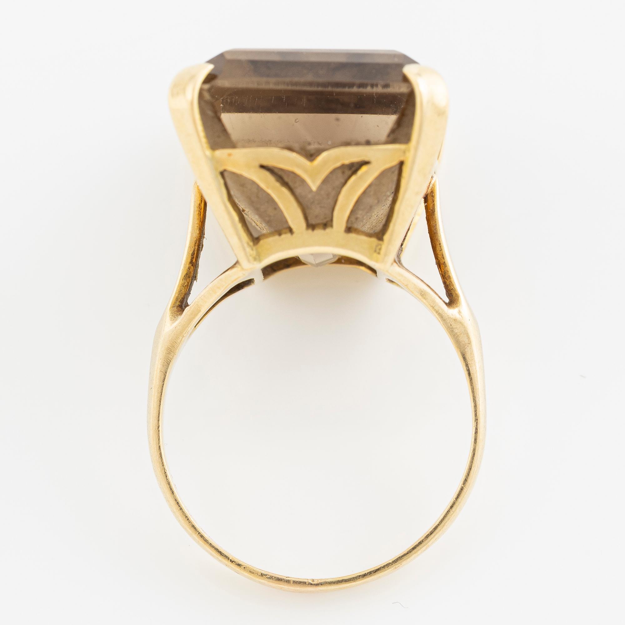 Ring, cocktailring, 18K guld med smaragdslipad rökkvarts.