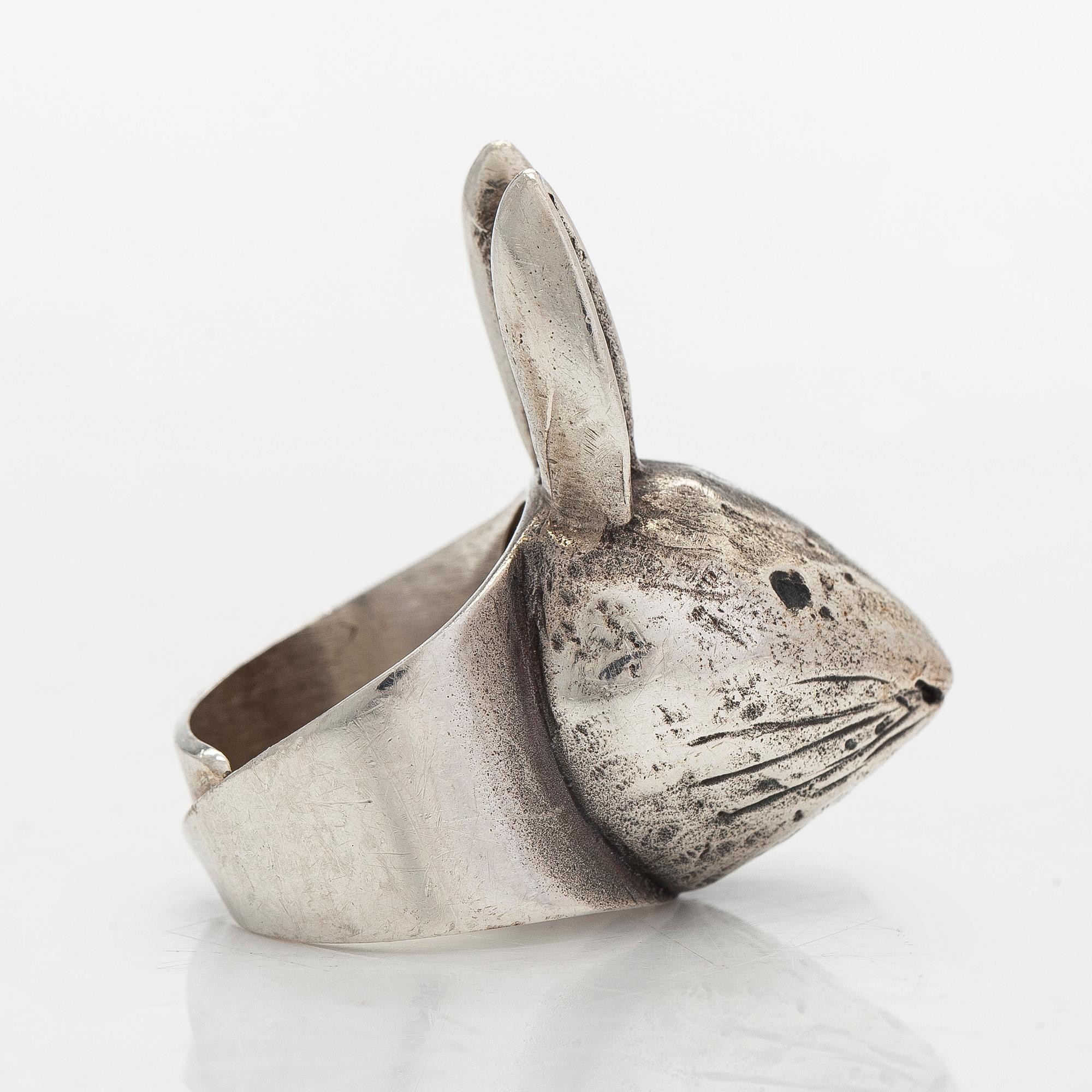 Eila Minkkinen, sormus, jänis, sterlinghopea, 2015.