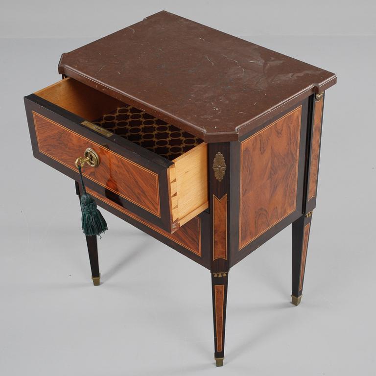 BYRÅ, gustaviansk stil, omkring 1900-talets mitt.