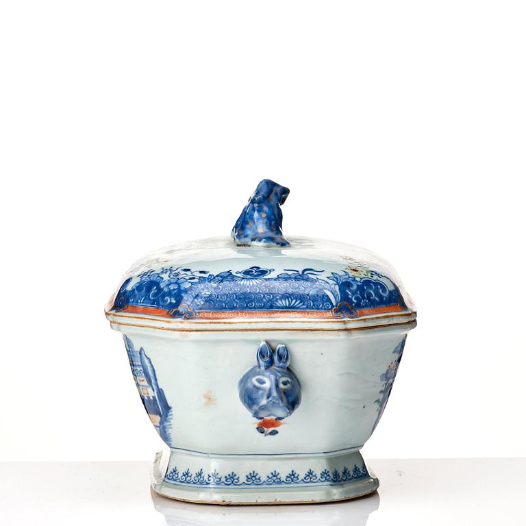 Terrin med lock, kompaniporslin. Qing dynastin, Qianlong (1736-95).