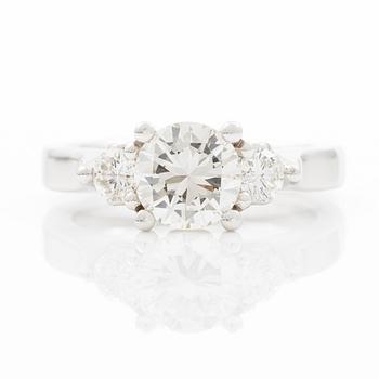 Ring in 18K white gold set with brilliant-cut diamonds. Accompanied by IGI report.