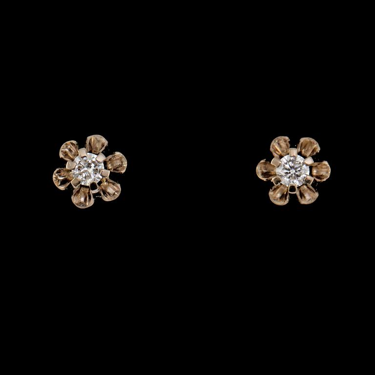 ÖRHÄNGEN, ett par, 18k vitguld med briljantslipade diamanter, ca 0.1 ct vardera, 1900-talets andra hälft. Vikt 0,5 g.