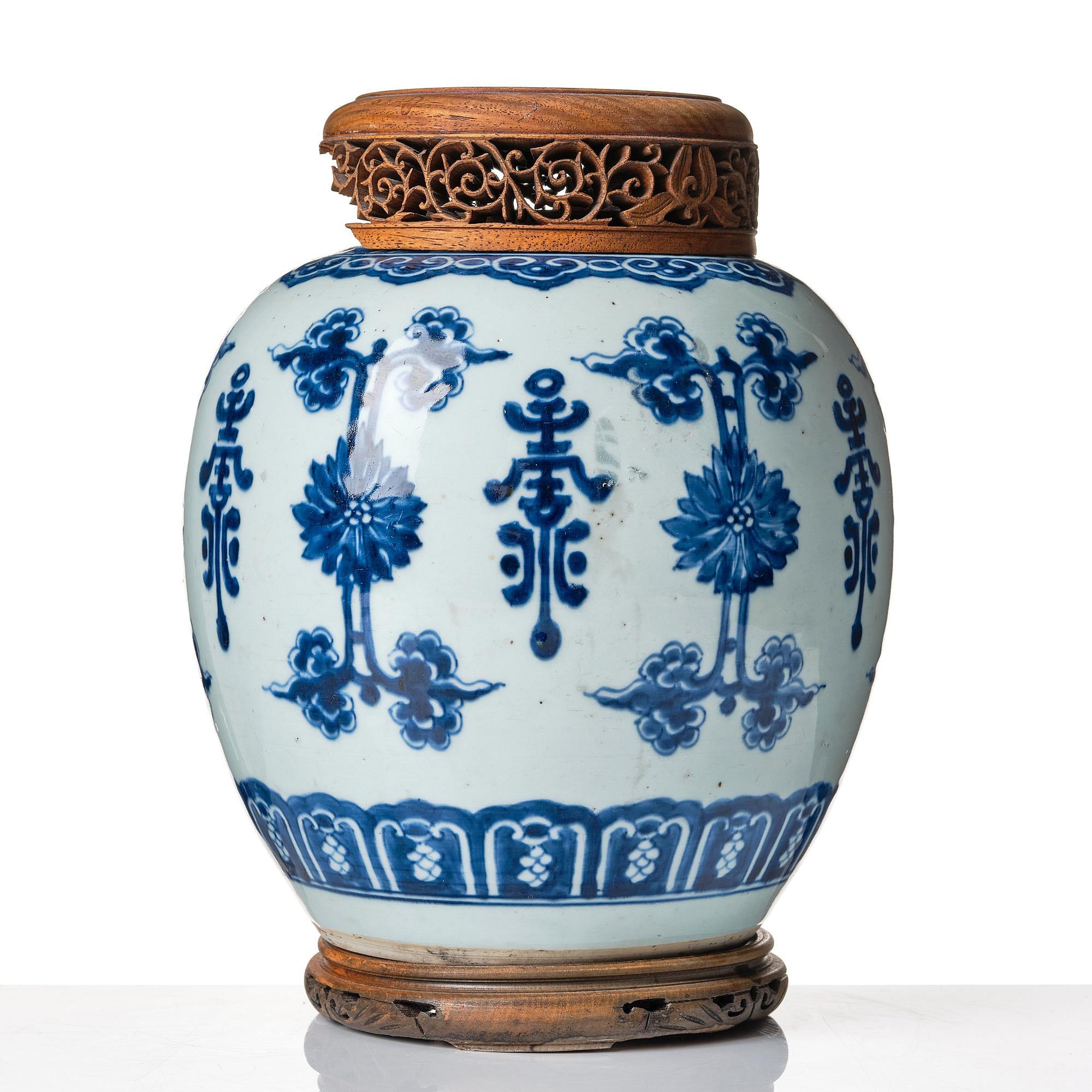 A blue and white jar, Qing dynasty, Kangxi (1662-1722).