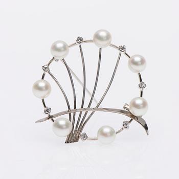 RINTAKORU, 18K valkokultaa, 7 pientä 8/8-hiottua timanttia, viljeltyjä helmiä. Peltonen&Kni Helsinki 1966.