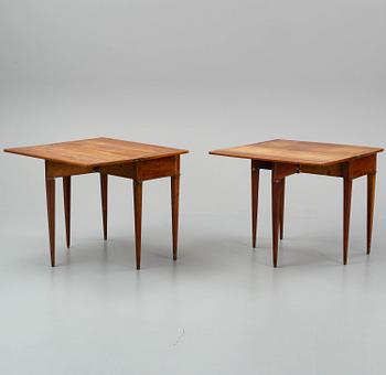 SPELBORD, ett par, sengustavianska, omkring år 1800.