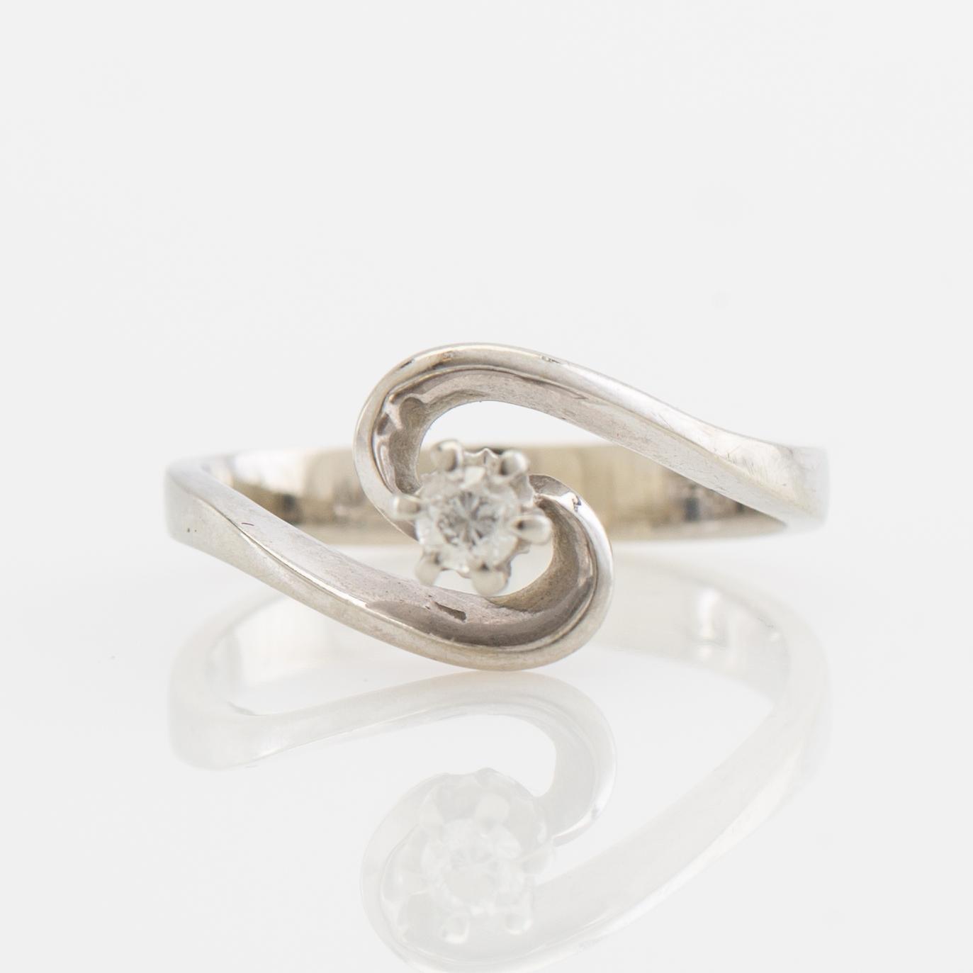 Ring, fantasimodell, 18K vitguld med diamant.