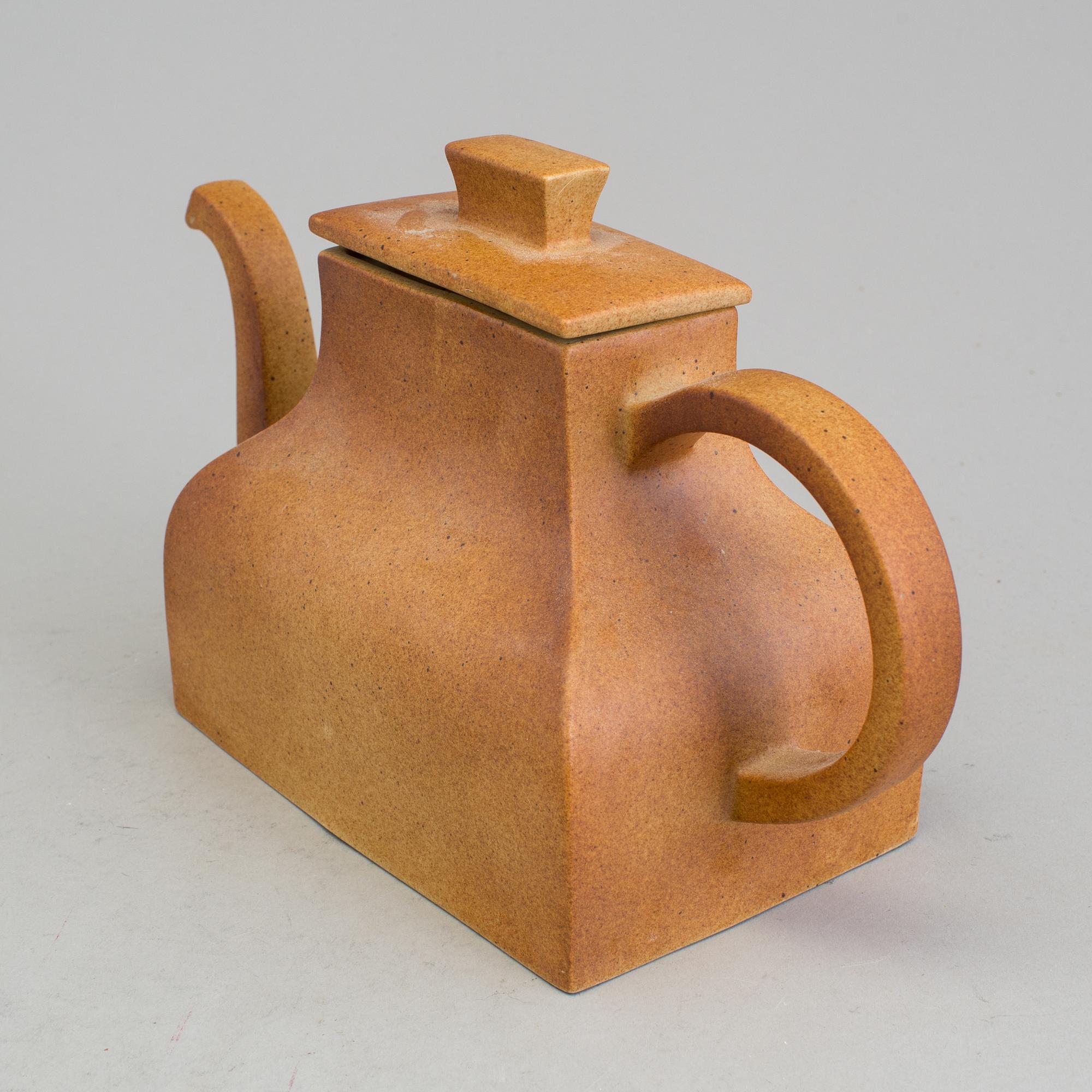 A Signe Persson Melin teapot, stoneware, Rörstrand 1980´s.