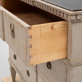 Byrå, sengustaviansk, omkring år 1800.