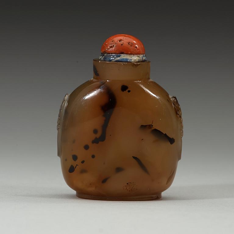 An agathe snuff bottle, Qing dynasty.