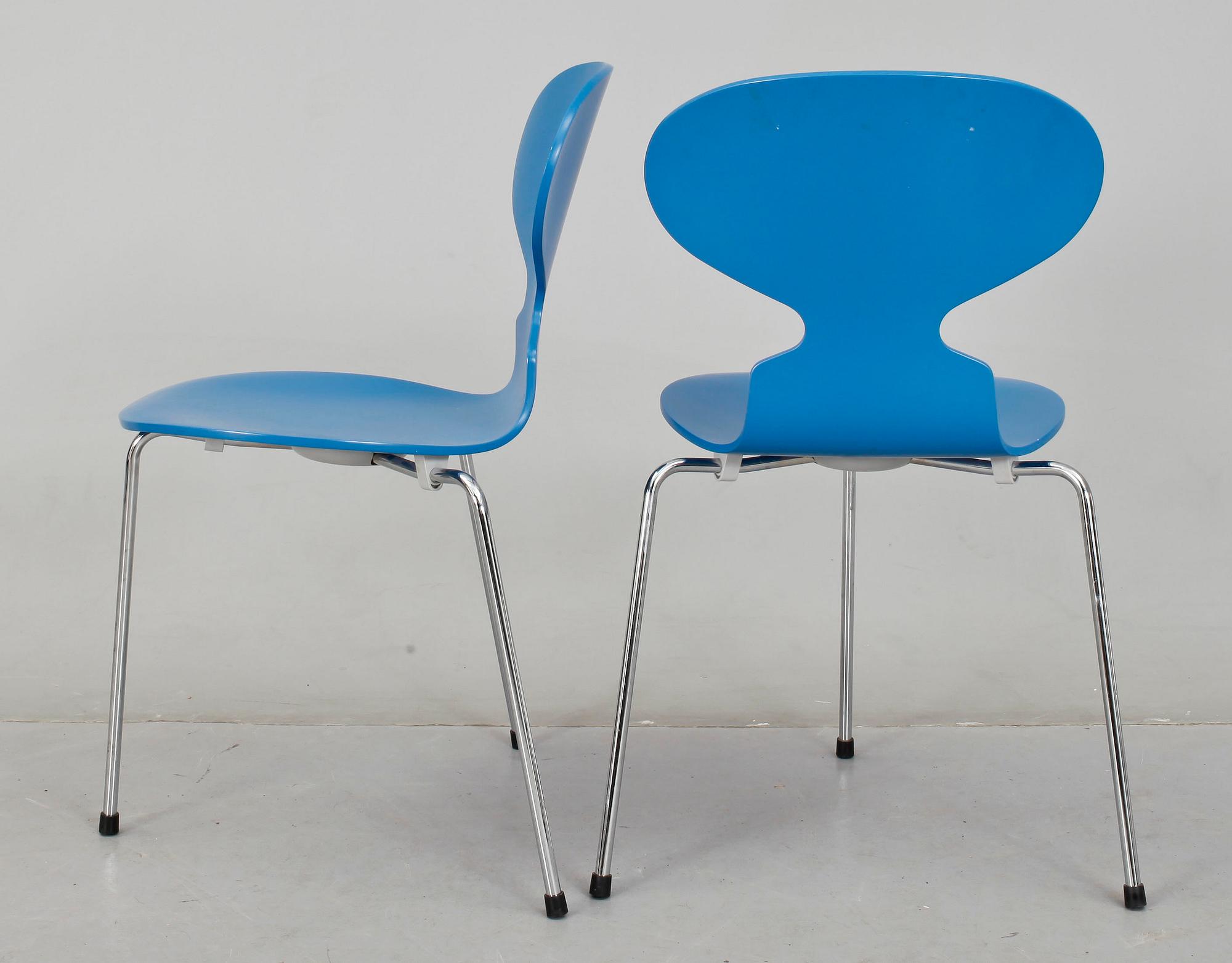 STOLAR, 2 st, "Myran", Arne Jacobsen för Fritz Hansen, daterad 2003.