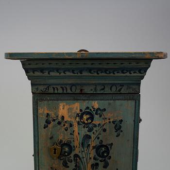 HÄNGSKÅP, allmoge, Hälsingland, daterat anno 1807, sk Tunamåleri.