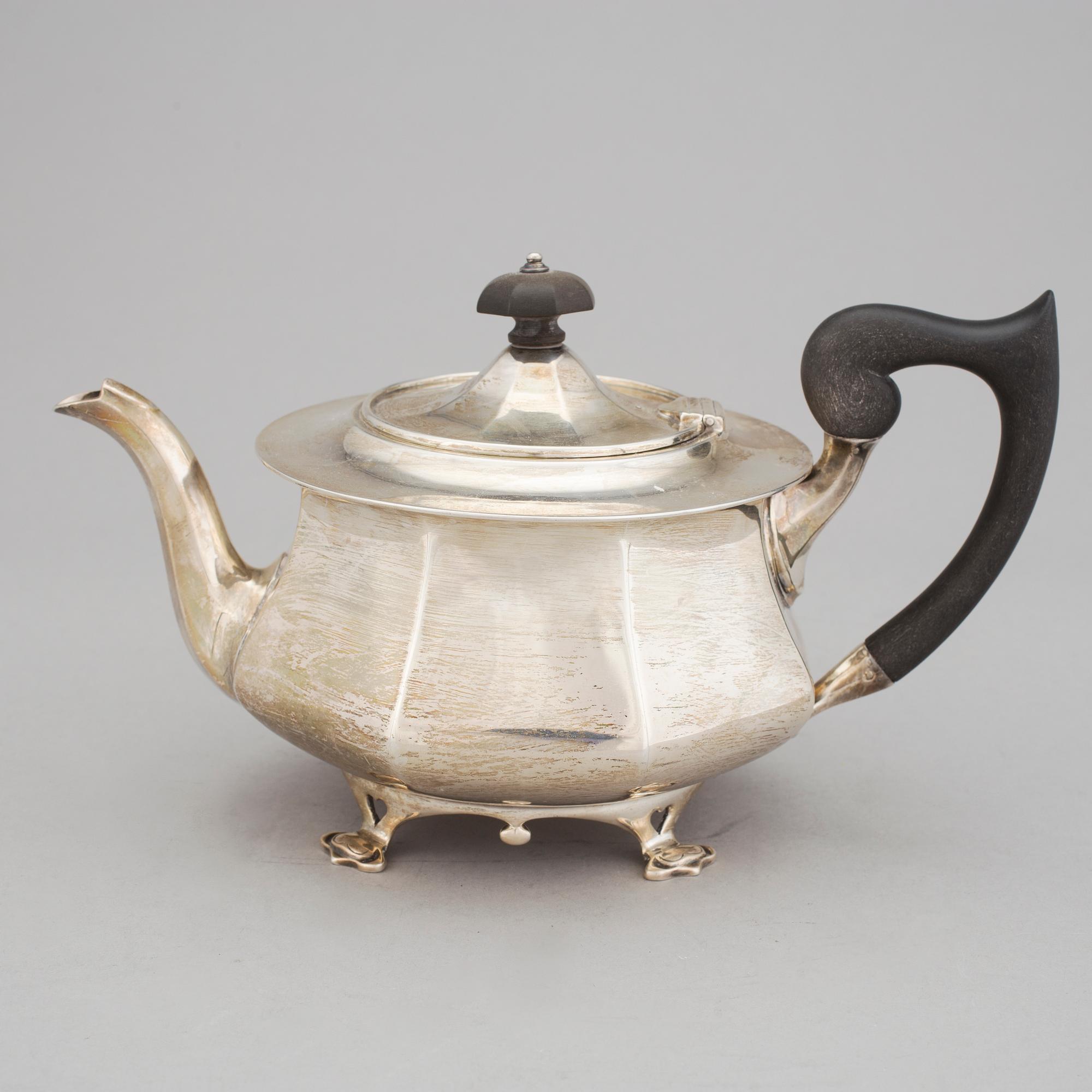 TEKANNA, silver, Charles Clement Pilling, London, 1912. Vikt ca 702g.