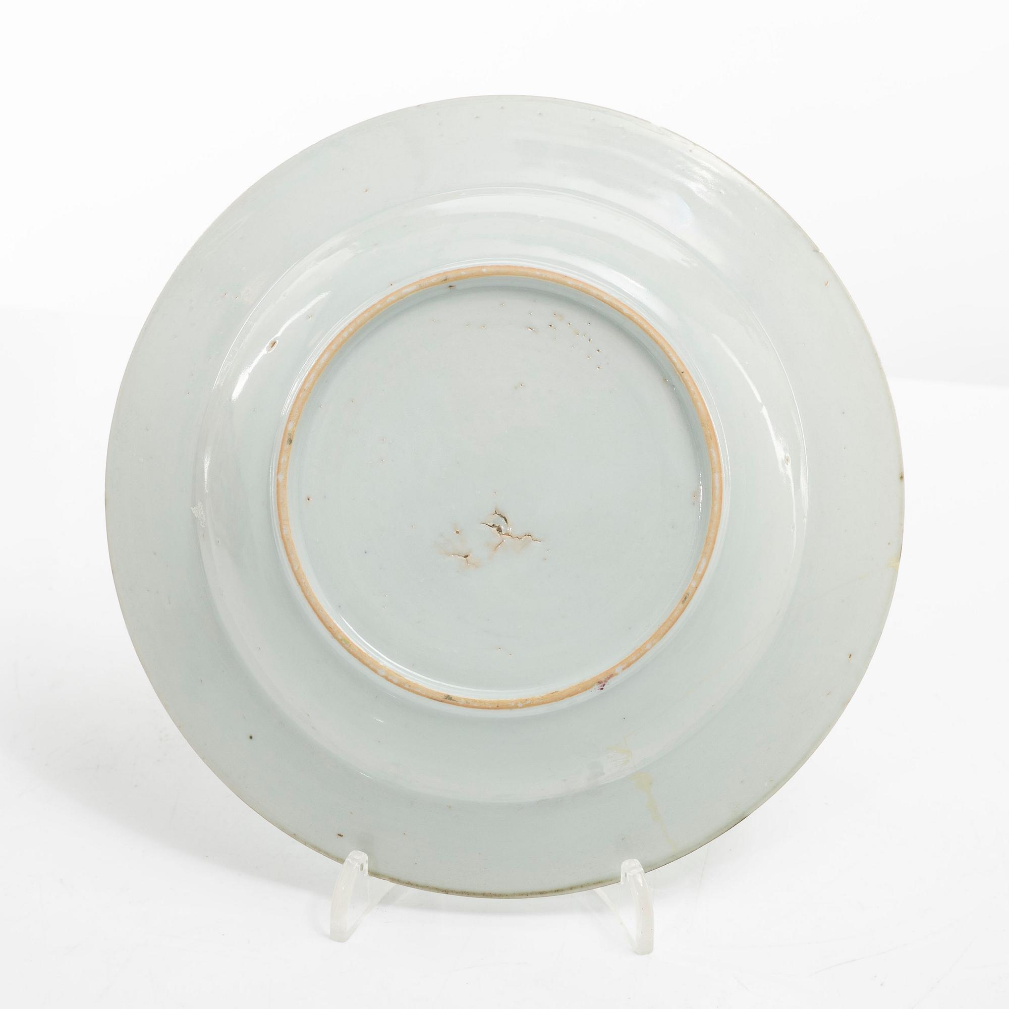 Bålskål, spilkum och bärtallrikar, ett par, porslin. Kina, Qingdynastin, 1700-tal.