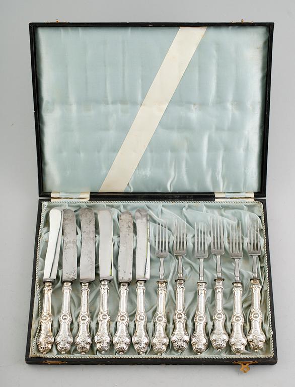 BESTICK, 12 st, silverskaft med stålblad, Ungern, 1800-/1900-tal.