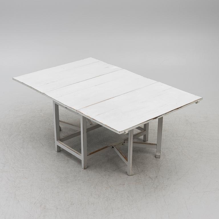 A drop-leaf table, 19th century.