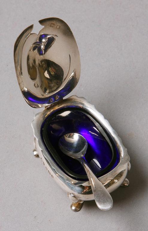 SALTKAR, 2 st, samt STRÖARE, silver, Birmingham 1924.