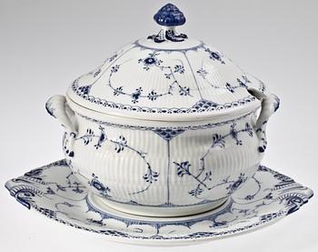 TERRIN MED FAT, porslin, "Musselmalet", Royal Copenhagen.