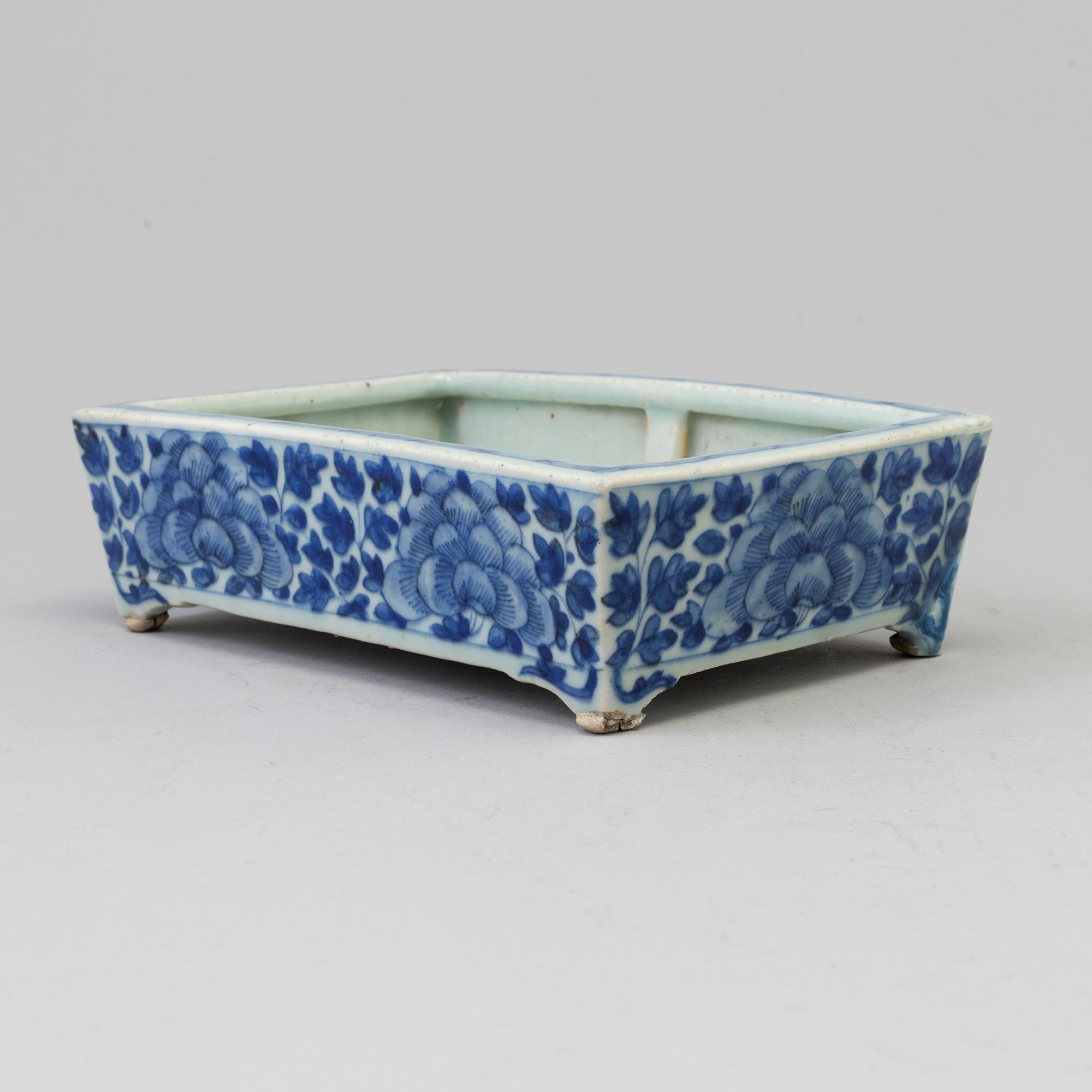 A blue and white flower pot, late Qing dynasty.